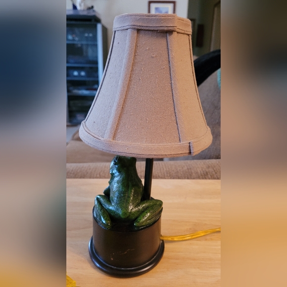 Ceramic Frog on Wooden Base Children's Lamp - Picture 3 of 7